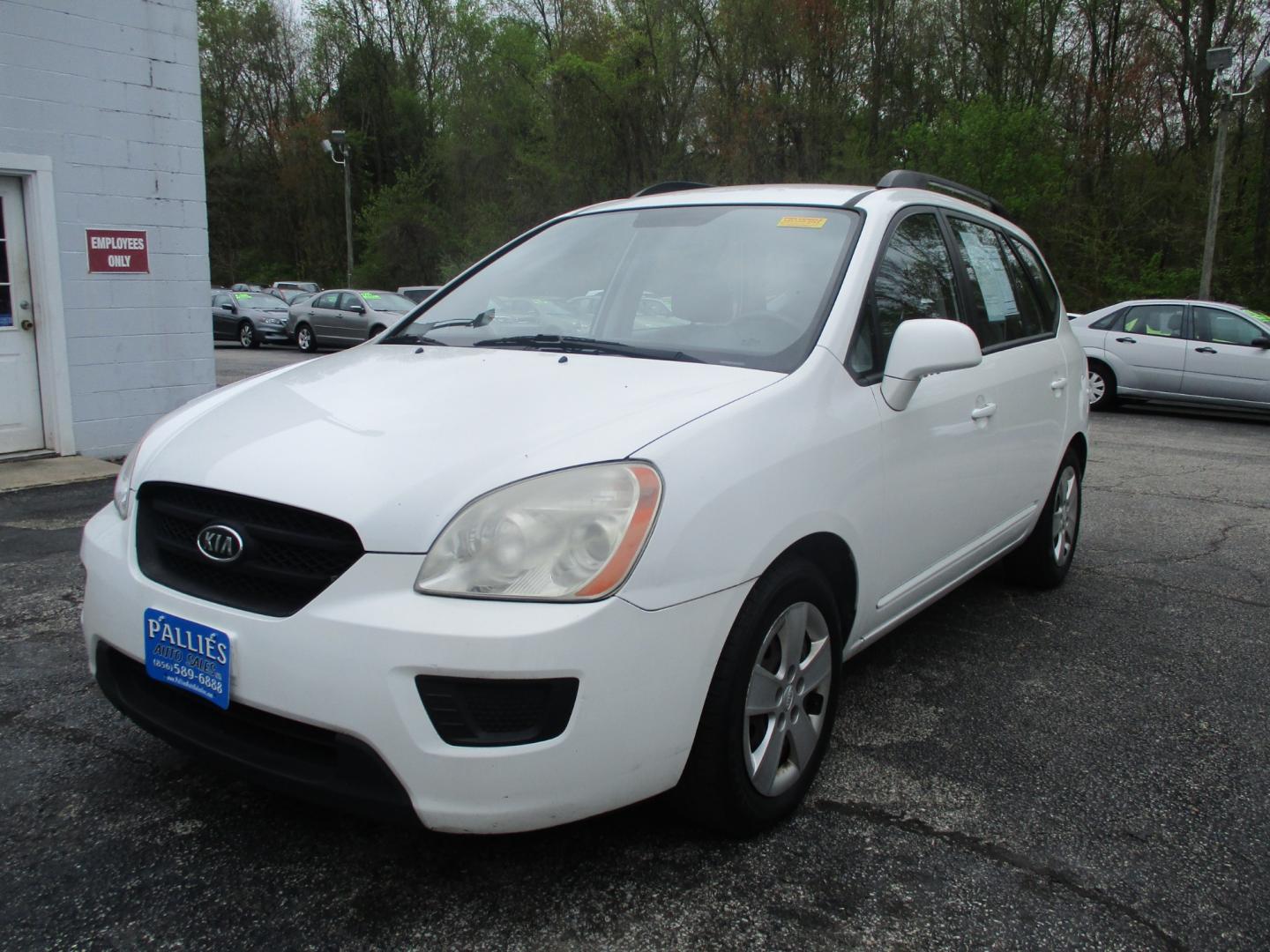 2009 WHITE Kia Rondo (KNAFG528297) with an 2.4L L4 DOHC 16V engine, AUTOMATIC transmission, located at 540a Delsea Drive, Sewell, NJ, 08080, (856) 589-6888, 39.752560, -75.111206 - Photo#0